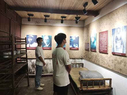 说明: F:\8 350vip8888新葡的京\4 办公室工作\大创、挑战杯、社会实践\350vip8888新葡的京+移动博物馆赋能党史学习教育+实践团\三下乡--铭记革命历史,传承红色文化,推进党史学习\实践团成员在参观纪念馆.jpg