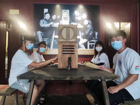 说明: F:\8 350vip8888新葡的京\4 办公室工作\大创、挑战杯、社会实践\350vip8888新葡的京+移动博物馆赋能党史学习教育+实践团\三下乡--铭记革命历史,传承红色文化,推进党史学习\实践团成员在讲解员的指导下体验电报机.jpg