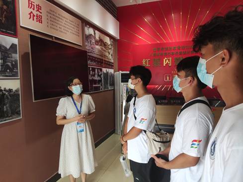 说明: F:\8 350vip8888新葡的京\4 办公室工作\大创、挑战杯、社会实践\350vip8888新葡的京+移动博物馆赋能党史学习教育+实践团\三下乡--铭记革命历史,传承红色文化,推进党史学习\实践团成员在路莫村军需物资转运站了解红色历史.jpg