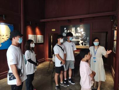 说明: F:\8 350vip8888新葡的京\4 办公室工作\大创、挑战杯、社会实践\350vip8888新葡的京+移动博物馆赋能党史学习教育+实践团\广西学联--350vip8888新葡的京暑期社会实践赋能党史学习教育\三下乡--350vip8888新葡的京暑期社会实践赋能党史学习教育20220724\三下乡--350vip8888新葡的京暑期社会实践赋能党史学习教育\推送照片\8 实践团成员在路莫村军需物资转运站.jpg