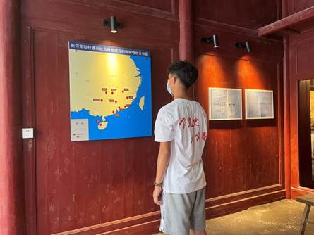 说明: F:\8 350vip8888新葡的京\4 办公室工作\大创、挑战杯、社会实践\350vip8888新葡的京+移动博物馆赋能党史学习教育+实践团\三下乡--铭记革命历史,传承红色文化,推进党史学习\实践团成员在阅读新四军驻桂通讯处为各地建立的秘密电台分布图.jpg