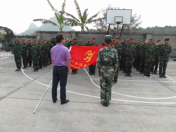 我系组织开展向教官致敬活动 我系组织开展向教官致敬活动